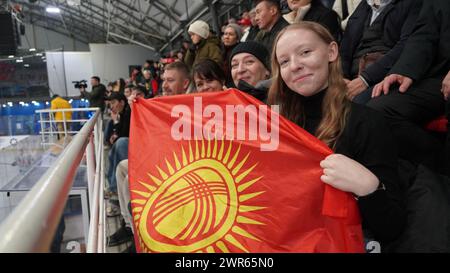 Bischkek, Kirgisistan. März 2024. Fans jubeln dem Team Kirgisistan beim Eishockey-Weltmeisterschaft Division III Gruppe A 2024 in Bischkek, Kirgisistan, 10. März 2024. Quelle: Roman Gainanov/Xinhua/Alamy Live News Stockfoto