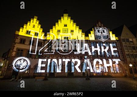 125 Jahre Eintracht Frankfurt Anlässlich des 125-jährigen Vereinsjubiläums von Eintracht Frankfurt zeigt eine Videoinstallation auf der Fassade des Römers die Vereinsgeschichte mit den größten sportlichen Erfolgen. Frankfurt am Main Römerberg Hessen Deutschland *** 125 Jahre Eintracht Frankfurt anlässlich des 125-jährigen Bestehens der Eintracht Frankfurt zeigt eine Videoinstallation an der Fassade des Römers die Vereinsgeschichte mit ihren größten Sporterfolgen Frankfurt am Main Römerberg Hessen Deutschland 2024-03-10 125-Jahre-Eintracht 01 Stockfoto