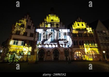 125 Jahre Eintracht Frankfurt Anlässlich des 125-jährigen Vereinsjubiläums von Eintracht Frankfurt zeigt eine Videoinstallation auf der Fassade des Römers die Vereinsgeschichte mit den größten sportlichen Erfolgen. Frankfurt am Main Römerberg Hessen Deutschland *** 125 Jahre Eintracht Frankfurt anlässlich des 125-jährigen Bestehens der Eintracht Frankfurt zeigt eine Videoinstallation an der Fassade des Römers die Vereinsgeschichte mit ihren größten Sporterfolgen Frankfurt am Main Römerberg Hessen Deutschland 2024-03-10 125-Jahre-Eintracht 03 Stockfoto