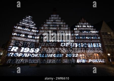 125 Jahre Eintracht Frankfurt Anlässlich des 125-jährigen Vereinsjubiläums von Eintracht Frankfurt zeigt eine Videoinstallation auf der Fassade des Römers die Vereinsgeschichte mit den größten sportlichen Erfolgen. Frankfurt am Main Römerberg Hessen Deutschland *** 125 Jahre Eintracht Frankfurt anlässlich des 125-jährigen Bestehens der Eintracht Frankfurt zeigt eine Videoinstallation an der Fassade des Römers die Vereinsgeschichte mit ihren größten Sporterfolgen Frankfurt am Main Römerberg Hessen Deutschland 2024-03-10 125-Jahre-Eintracht 06 Stockfoto