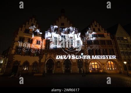 125 Jahre Eintracht Frankfurt Anlässlich des 125-jährigen Vereinsjubiläums von Eintracht Frankfurt zeigt eine Videoinstallation auf der Fassade des Römers die Vereinsgeschichte mit den größten sportlichen Erfolgen. Frankfurt am Main Römerberg Hessen Deutschland *** 125 Jahre Eintracht Frankfurt anlässlich des 125-jährigen Bestehens der Eintracht Frankfurt zeigt eine Videoinstallation an der Fassade des Römers die Vereinsgeschichte mit ihren größten Sporterfolgen Frankfurt am Main Römerberg Hessen Deutschland 2024-03-10 125-Jahre-Eintracht 14 Stockfoto