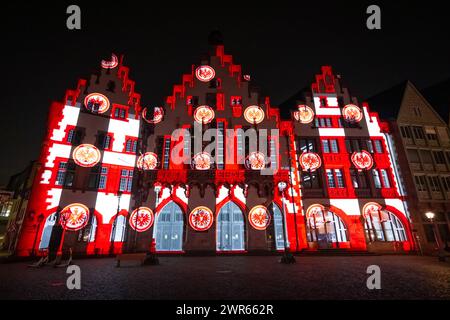 125 Jahre Eintracht Frankfurt Anlässlich des 125-jährigen Vereinsjubiläums von Eintracht Frankfurt zeigt eine Videoinstallation auf der Fassade des Römers die Vereinsgeschichte mit den größten sportlichen Erfolgen. Frankfurt am Main Römerberg Hessen Deutschland *** 125 Jahre Eintracht Frankfurt anlässlich des 125-jährigen Bestehens der Eintracht Frankfurt zeigt eine Videoinstallation an der Fassade des Römers die Vereinsgeschichte mit ihren größten Sporterfolgen Frankfurt am Main Römerberg Hessen Deutschland 2024-03-10 125-Jahre-Eintracht 10 Stockfoto