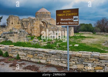 Ruinen des Klosters Timios Stavros aus dem 14. Jahrhundert oder des Heiligen Kreuzes in Anogyra, Lemesos (Limassol), Zypern, unter dunklem Himmel Stockfoto