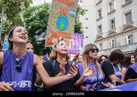 8. März 2024 in Buenos Aires, Buenos Aires, Argentinien: Die Frauengruppe der Partei Frente Renovador (FR Women) demonstriert gegen Milei Sparmaßnahmen und verteidigt die Rechte, die sie während des Internationalen Frauentages gewonnen haben. Tausende Frauen versammelten sich zum Internationalen Frauentag auf dem Nationalkongress in Buenos Aires. Die Kolonnen der Aktivisten kamen um 16:00 Uhr an. Einige der ausgewählten Slogans waren „A la violencia machista, feminismo“, „ni un paso atrÃs“, „fuimos marea, seremos Tsunami“ sowie Plakate, die die Regierung von Javier Milei kritisierten Stockfoto