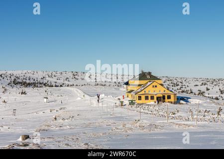 Wintermorgen, Schlesisches Haus, am Fuße von Snezka, krkonose Berge. Snezka ist ein Berg an der Grenze zwischen Tschechien und Polan Stockfoto