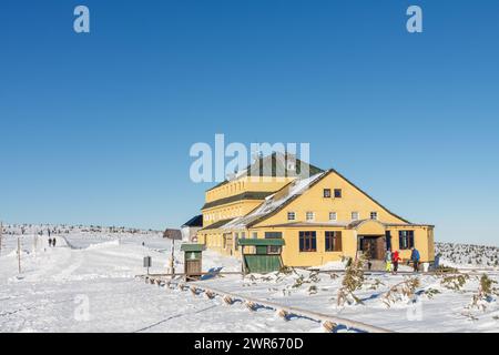 Wintermorgen, Schlesisches Haus, am Fuße von Snezka, krkonose Berge. Snezka ist ein Berg an der Grenze zwischen Tschechien und Polen Stockfoto