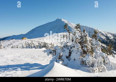 Wintermorgen, Schlesisches Haus, am Fuße von Snezka, krkonose Berge. Snezka ist ein Berg an der Grenze zwischen Tschechien und Polan Stockfoto