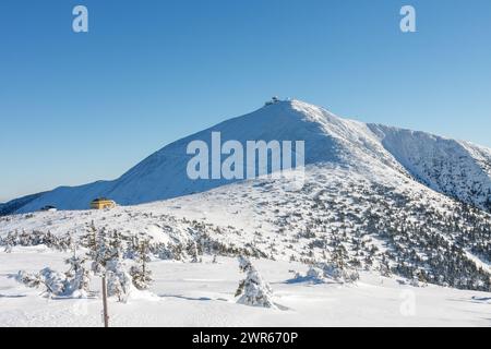 Wintermorgen, Schlesisches Haus, am Fuße von Snezka, krkonose Berge. Snezka ist ein Berg an der Grenze zwischen Tschechien und Polan Stockfoto