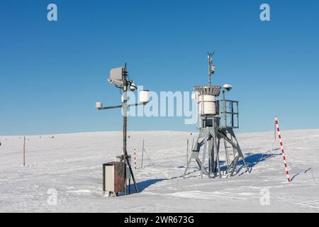 Wetterstation, Windmesser vor der Wiese Hut, krkonose Berge, Wintermorgen. Stockfoto