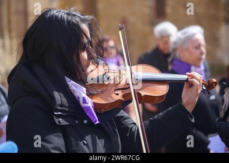 Oviedo, Spanien, 10. März 2024: Ein Mädchen spielt während der Rallye Geige, bis Gleichheit üblich wird, am 10. März 2024 in Oviedo, Spanien. (Foto: Alberto Brevers/Pacific Press) Stockfoto