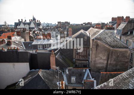 Stadtlandschaft, Blick auf alte Gebäude in der Nähe des Schlosses in Nantes, Frankreich. Dächer alter französischer Stadthäuser. Stockfoto