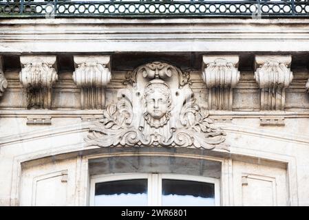 Wunderschöne Basreliefs schmücken alte Stadthäuser im Zentrum von Nantes, Frankreich. Stockfoto