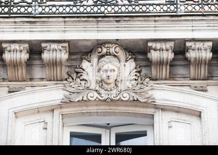 Wunderschöne Basreliefs schmücken alte Stadthäuser im Zentrum von Nantes, Frankreich. Stockfoto