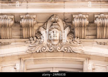 Wunderschöne Basreliefs schmücken alte Stadthäuser im Zentrum von Nantes, Frankreich. Stockfoto