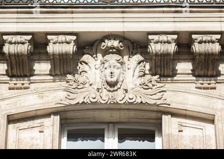 Wunderschöne Basreliefs schmücken alte Stadthäuser im Zentrum von Nantes, Frankreich. Stockfoto