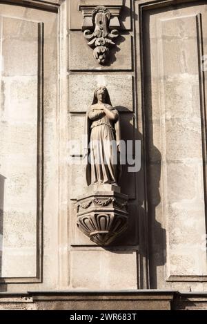 Wunderschöne Basreliefs schmücken alte Stadthäuser im Zentrum von Nantes, Frankreich. Stockfoto