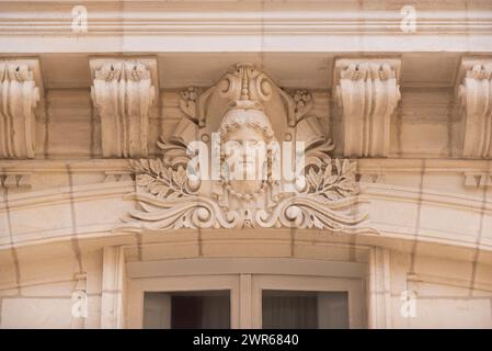 Wunderschöne Basreliefs schmücken alte Stadthäuser im Zentrum von Nantes, Frankreich. Stockfoto