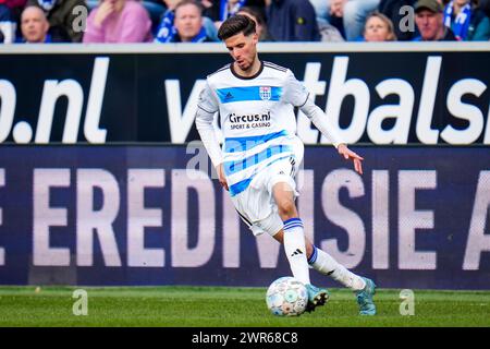 ZWOLLE, NIEDERLANDE - 10. MÄRZ: Anouar El Azzouzi von PEC Zwolle kontrolliert den Ball während des niederländischen Eredivisie-Spiels zwischen PEC Zwolle und FC Volendam im MAC³PARK stadion am 10. März 2024 in Zwolle, Niederlande. (Foto: Rene Nijhuis/Orange Pictures) Stockfoto