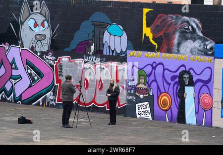 Ein Wandgemälde des Künstlers Ejek in der Clyde Street, Glasgow, das dem katastrophalen Glasgow Willy Wonka Tribut zollt. Bilddatum: Montag, 11. März 2024. Stockfoto