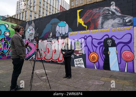 Ein Wandgemälde des Künstlers Ejek in der Clyde Street, Glasgow, das dem katastrophalen Glasgow Willy Wonka Tribut zollt. Bilddatum: Montag, 11. März 2024. Stockfoto