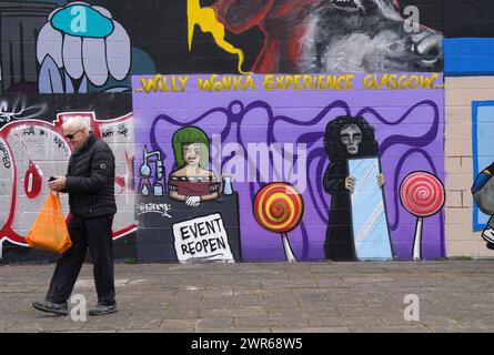 Ein Wandgemälde des Künstlers Ejek in der Clyde Street, Glasgow, das dem katastrophalen Glasgow Willy Wonka Tribut zollt. Bilddatum: Montag, 11. März 2024. Stockfoto