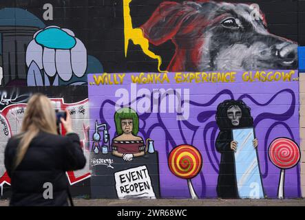 Ein Wandgemälde des Künstlers Ejek in der Clyde Street, Glasgow, das dem katastrophalen Glasgow Willy Wonka Tribut zollt. Bilddatum: Montag, 11. März 2024. Stockfoto