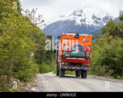 Overlander Truck auf Schotterstraße, Valle Exploradores, Patagonien, Chile Stockfoto