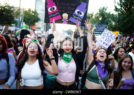 Die Demonstranten starten am 8. März 2024 in Bogota, Kolumbien, während der internationalen Demonstrationen zum Frauentag. Stockfoto