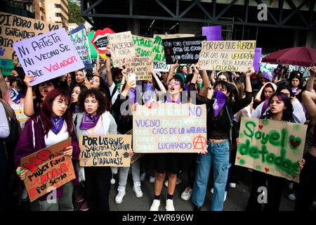 Die Demonstranten starten am 8. März 2024 in Bogota, Kolumbien, während der internationalen Demonstrationen zum Frauentag. Stockfoto