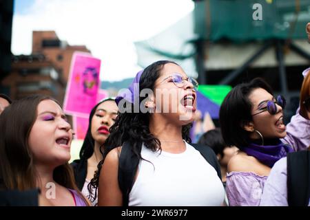 Die Demonstranten starten am 8. März 2024 in Bogota, Kolumbien, während der internationalen Demonstrationen zum Frauentag. Stockfoto