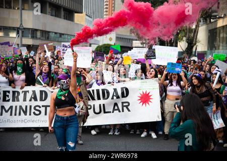 Die Demonstranten starten am 8. März 2024 in Bogota, Kolumbien, während der internationalen Demonstrationen zum Frauentag. Stockfoto