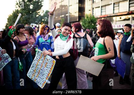 Die Demonstranten starten am 8. März 2024 in Bogota, Kolumbien, während der internationalen Demonstrationen zum Frauentag. Stockfoto