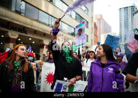 Die Demonstranten starten am 8. März 2024 in Bogota, Kolumbien, während der internationalen Demonstrationen zum Frauentag. Stockfoto