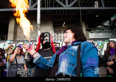 Die Demonstranten starten am 8. März 2024 in Bogota, Kolumbien, während der internationalen Demonstrationen zum Frauentag. Stockfoto