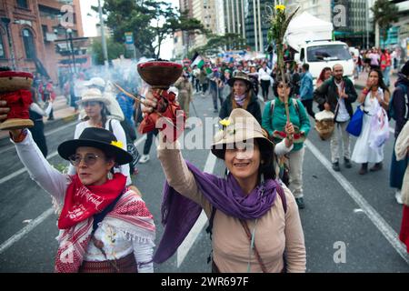 Die Demonstranten starten am 8. März 2024 in Bogota, Kolumbien, während der internationalen Demonstrationen zum Frauentag. Stockfoto