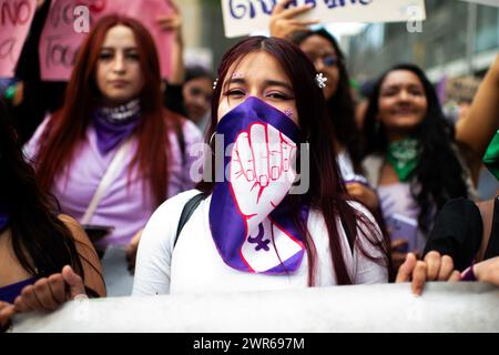 Die Demonstranten starten am 8. März 2024 in Bogota, Kolumbien, während der internationalen Demonstrationen zum Frauentag. Stockfoto