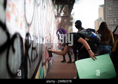 Die Demonstranten starten am 8. März 2024 in Bogota, Kolumbien, während der internationalen Demonstrationen zum Frauentag. Stockfoto