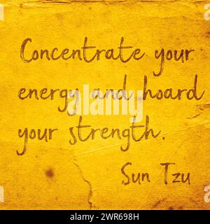 Konzentrieren Sie Ihre Energie und horten Sie Ihre Kräfte - Zitat des alten chinesischen Strategen und Schriftstellers Sun Tzu, geschrieben auf quadratischer Karte Stockfoto