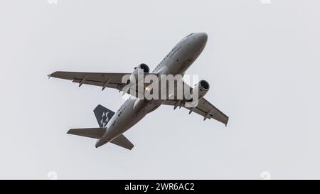 München, Deutschland - 3. Januar 2022: Ein Airbus A319-114 von Lufthansa startet vom Flughafen München. Registrierung D-AILT. Stockfoto