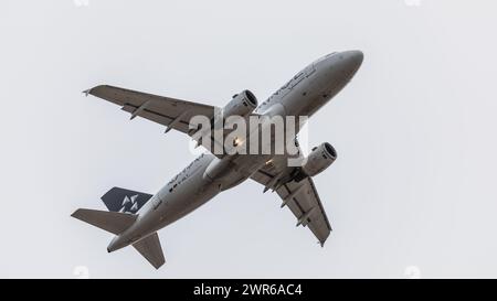 München, Deutschland - 3. Januar 2022: Ein Airbus A319-114 von Lufthansa startet vom Flughafen München. Registrierung D-AILT. Stockfoto