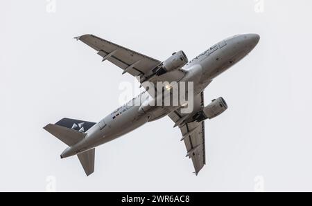 München, Deutschland - 3. Januar 2022: Ein Airbus A319-114 von Lufthansa startet vom Flughafen München. Registrierung D-AILT. Stockfoto