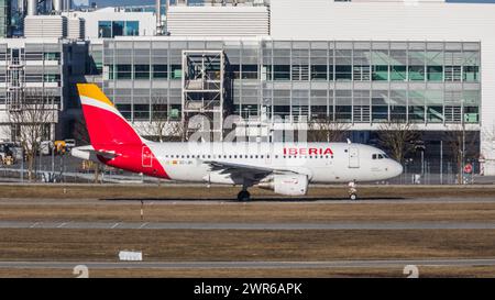 München, Deutschland - 1. Januar 2022: Ein Airbus A319-100 von Iberia rollt auf dem Flughafen München zur Startbbahn. Registrierung EC-JEI. Stockfoto