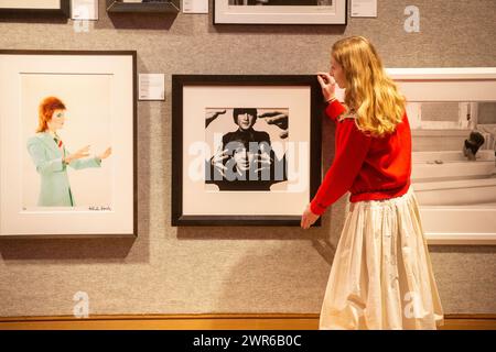 London, England, Großbritannien. März 2024. Mitarbeiter posiert mit David Bailey, John und Paul (Foto: © Tayfun Salci/ZUMA Press Wire) NUR ZUR REDAKTIONELLEN VERWENDUNG! Nicht für kommerzielle ZWECKE! Quelle: ZUMA Press, Inc./Alamy Live News Stockfoto