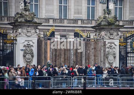 London, Großbritannien. März 2024. Gerüste vor dem Buckingham Palace, nachdem ein Mann ein Auto in ein Tor gestürzt hat. Der Mann wurde nach dem Vorfall am Wochenende verhaftet. Quelle: Vuk Valcic/Alamy Live News Stockfoto