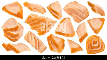 Heiß geräucherte Lachsstücke isoliert auf weißem Hintergrund Stockfoto
