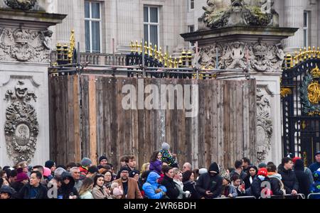 London, Großbritannien. März 2024. Gerüste vor dem Buckingham Palace, nachdem ein Mann ein Auto in ein Tor gestürzt hat. Der Mann wurde nach dem Vorfall am Wochenende verhaftet. Quelle: Vuk Valcic/Alamy Live News Stockfoto