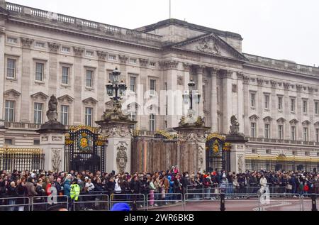 London, Großbritannien. März 2024. Gerüste vor dem Buckingham Palace, nachdem ein Mann ein Auto in ein Tor gestürzt hat. Der Mann wurde nach dem Vorfall am Wochenende verhaftet. Quelle: Vuk Valcic/Alamy Live News Stockfoto