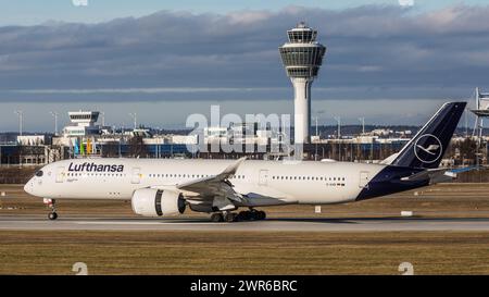 München, Deutschland - 1. Januar 2022: Ein Airbus A350-900 von Lufthansa landet auf dem Flughafen München. Registrierung: D-AIXB. Stockfoto