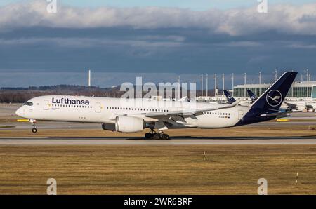 München, Deutschland - 1. Januar 2022: Ein Airbus A350-900 von Lufthansa landet auf dem Flughafen München. Registrierung: D-AIXB. Stockfoto