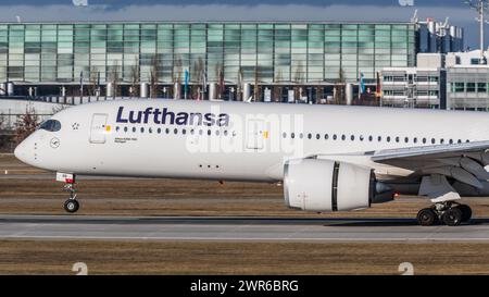 München, Deutschland - 1. Januar 2022: Ein Airbus A350-900 von Lufthansa landet auf dem Flughafen München. Registrierung: D-AIXB. Stockfoto